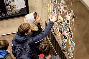 Kinder betrachten Setfotos. (Foto: Claudia Meiners)